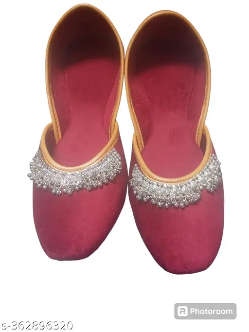 Attractive Women Juttis & Mojaris